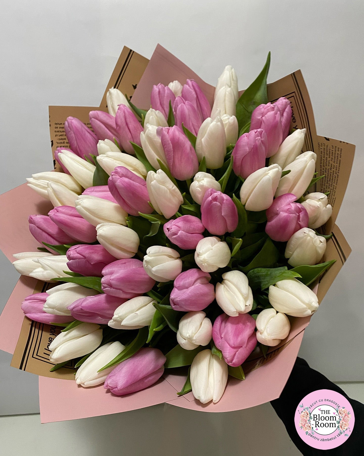 Bouquet con tulipani bianchi e rosa